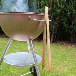 Die Holzwarenfabrik Grillzange aus geöltem Eschenholz