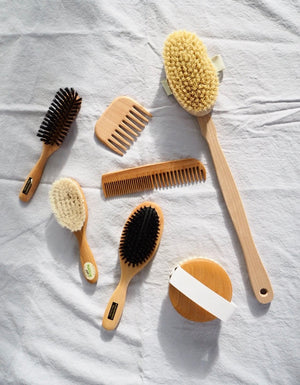 Massagebürste mit Naturborsten und elastischem Halteband