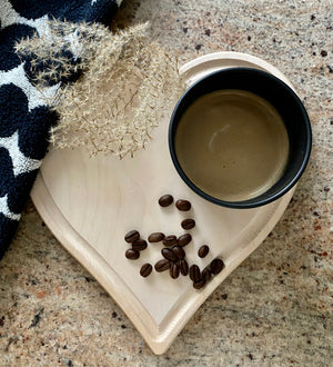 Die Holzwarenfabrik Brettchen mit Rille Herzform, Dekobeispiel mit Kaffee, Kaffeebohnen und Zweig