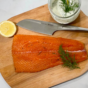 Die Holzwarenfabrik Fleischbrett mit Kirsche, Abbildung mit Fisch, Zitrone und Sauce