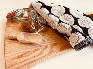 Die Holzwarenfabrik Gewürzschäufelchen dekobeispiel mit Handtusch und Zuckerpeeling