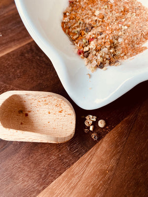 Die Holzwarenfabrik Gewürzschäufelchen Verwendungsbeispiel mit Porzellanschale mit Gewürzmischung
